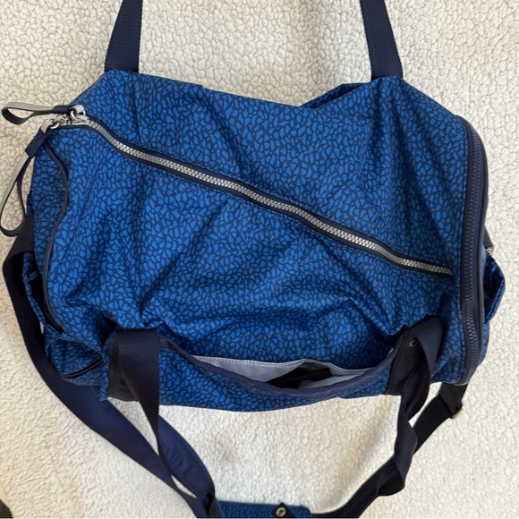 Lululemon Run Ways Duffle Gym Bag Large Blue Mosaic With Strap - Picture 3 of 10